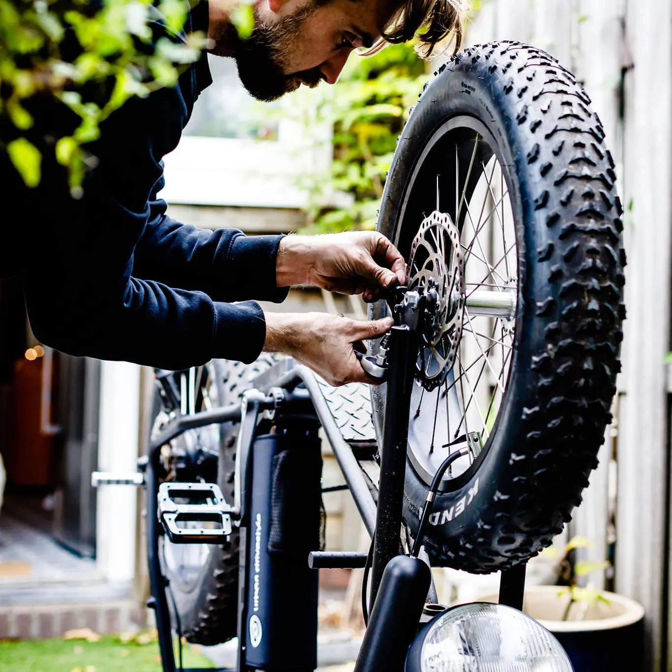 SEic保修倉位於台中大里,由原廠技師提供 5 大層次深度健檢、系統升級與傳動清潔服務。現場更設有 Outlet 區銷售 Unimoke、miniu 認證中古車與微瑕車。