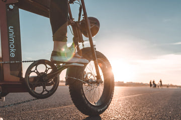 符合 2026 電輔車法規的 SEic 旗下 Unimoke 合格標章車款騎行示意圖。