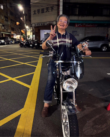 SEic 復古電動輔助自行車實測：79 歲長輩實際騎乘低跨點電輔車畫面。展示防爆衝線性動力輔助、低重心車架與復古模組化配件，解決銀髮族出門代步隱形痛點。