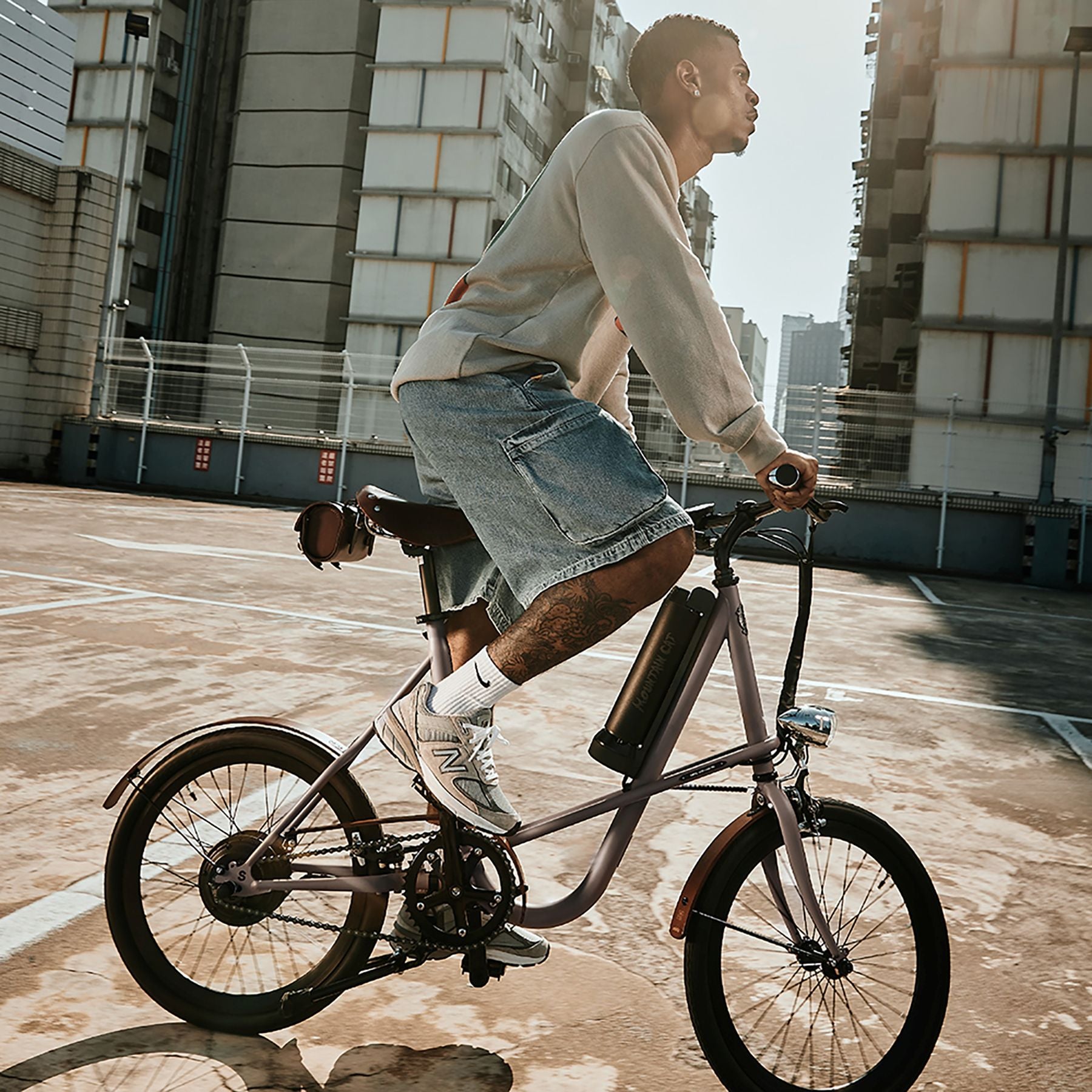 一名外國男子騎著 SEic miniu 山貓杏駝棕，整體色調協調，美觀舒適