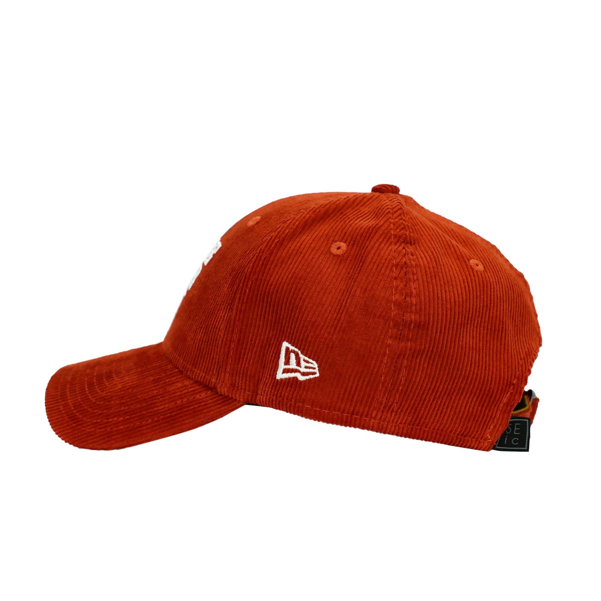 SEic × New Era 9FORTY 燈芯絨聯名帽 左正側面有 New Era logo 和 SEic 布標