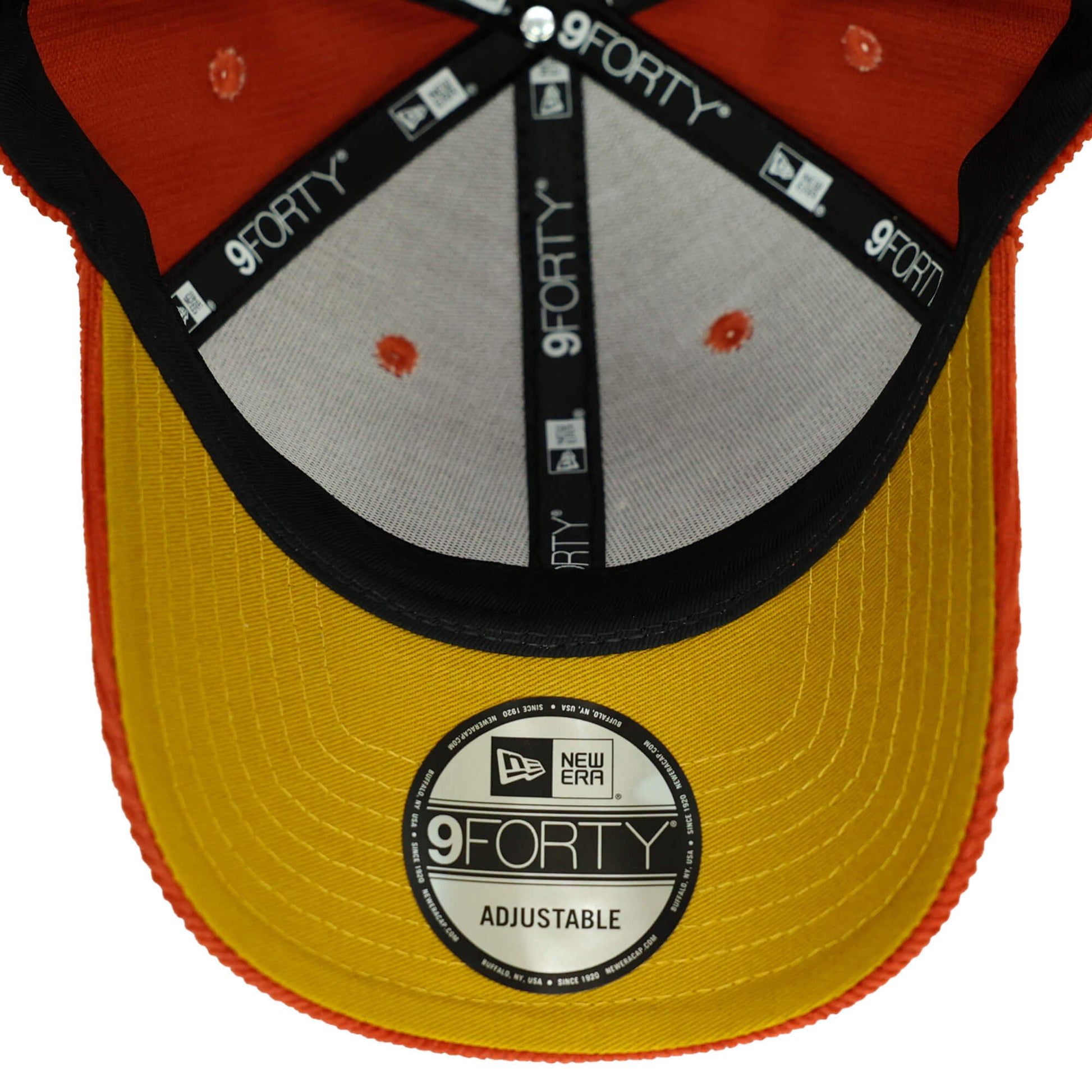 SEic × New Era 9FORTY 燈芯絨聯名帽 內裡撞色拼接設計，New Era logo 貼紙