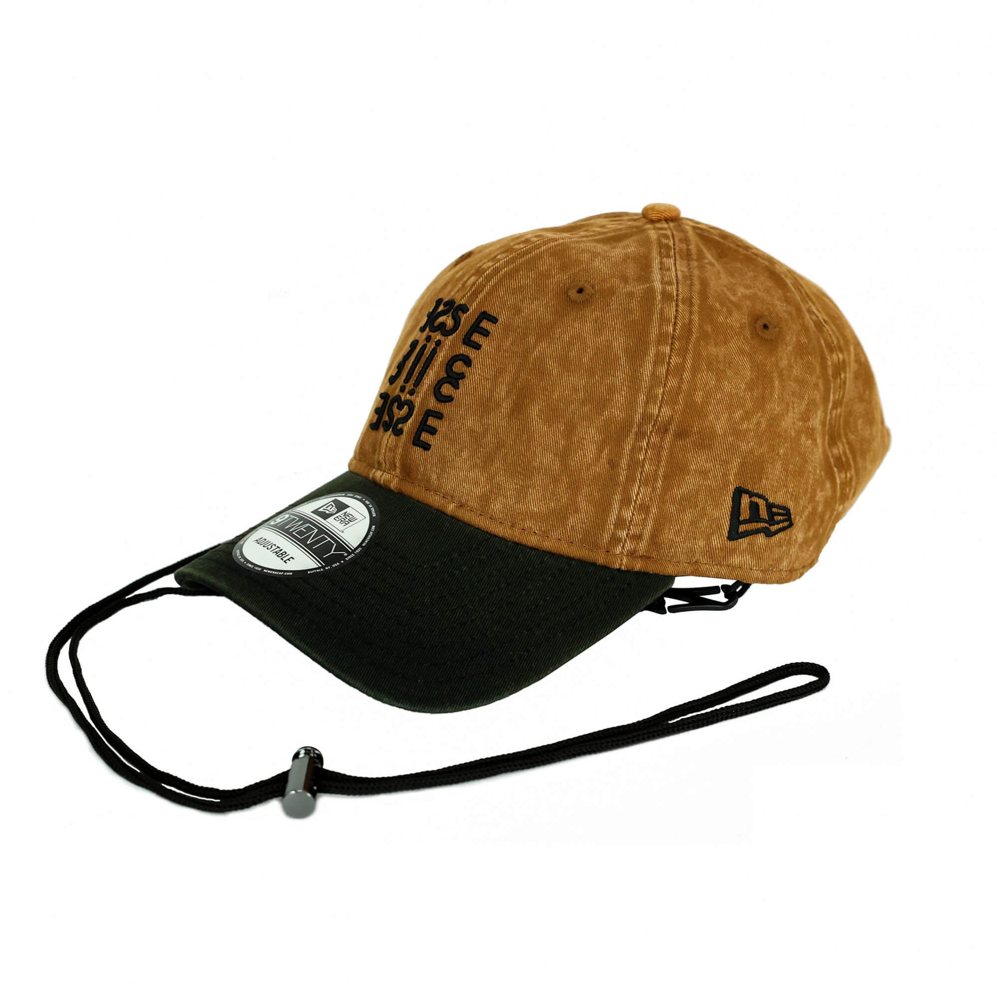 SEic × New Era 9TWENTY 水洗聯名帽 左邊45度角，有 SEic logo 排列和 New Era logo