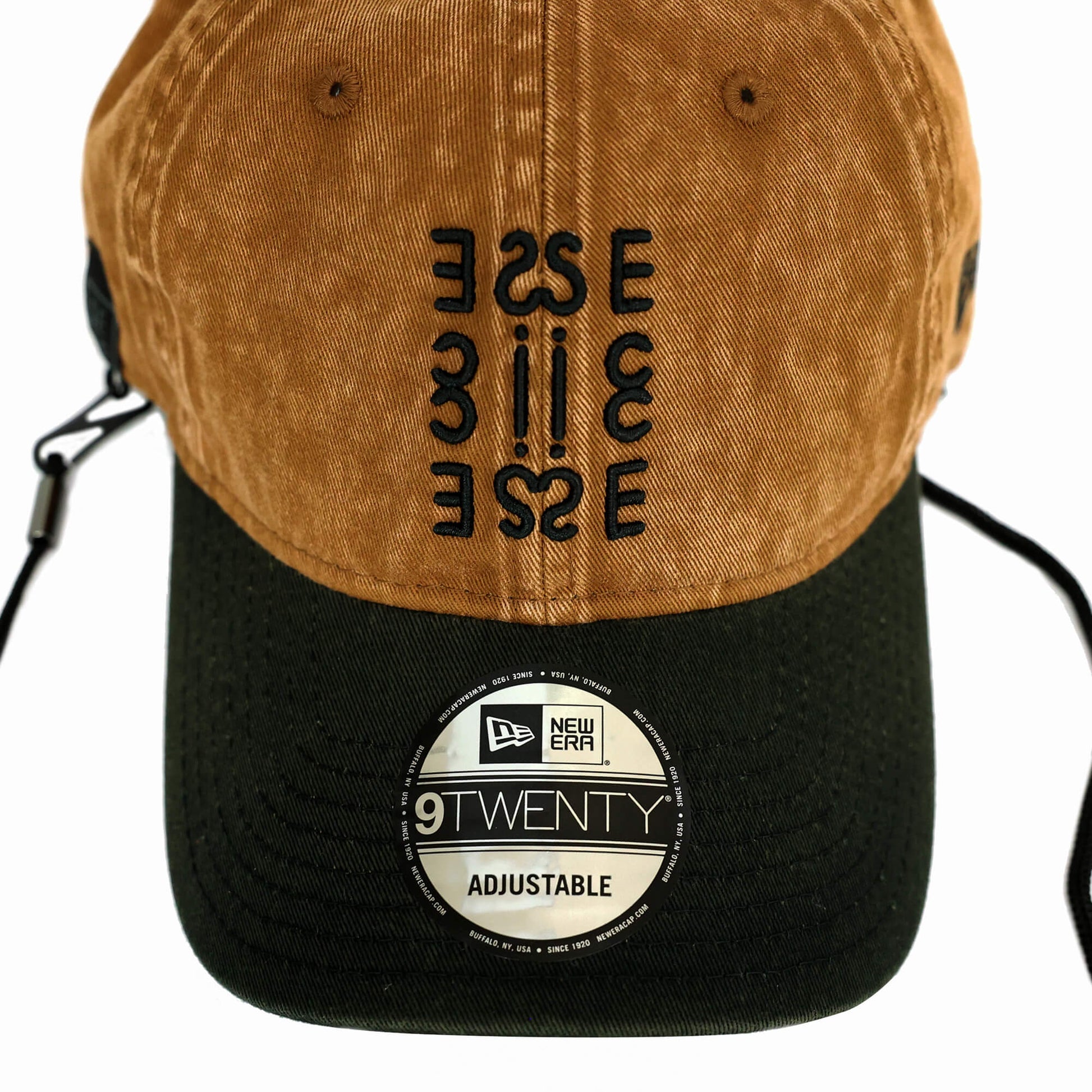 SEic × New Era 9TWENTY 水洗聯名帽 正面局部照，有 SEic logo 排列設計、New Era 9TWENTY logo 貼紙
