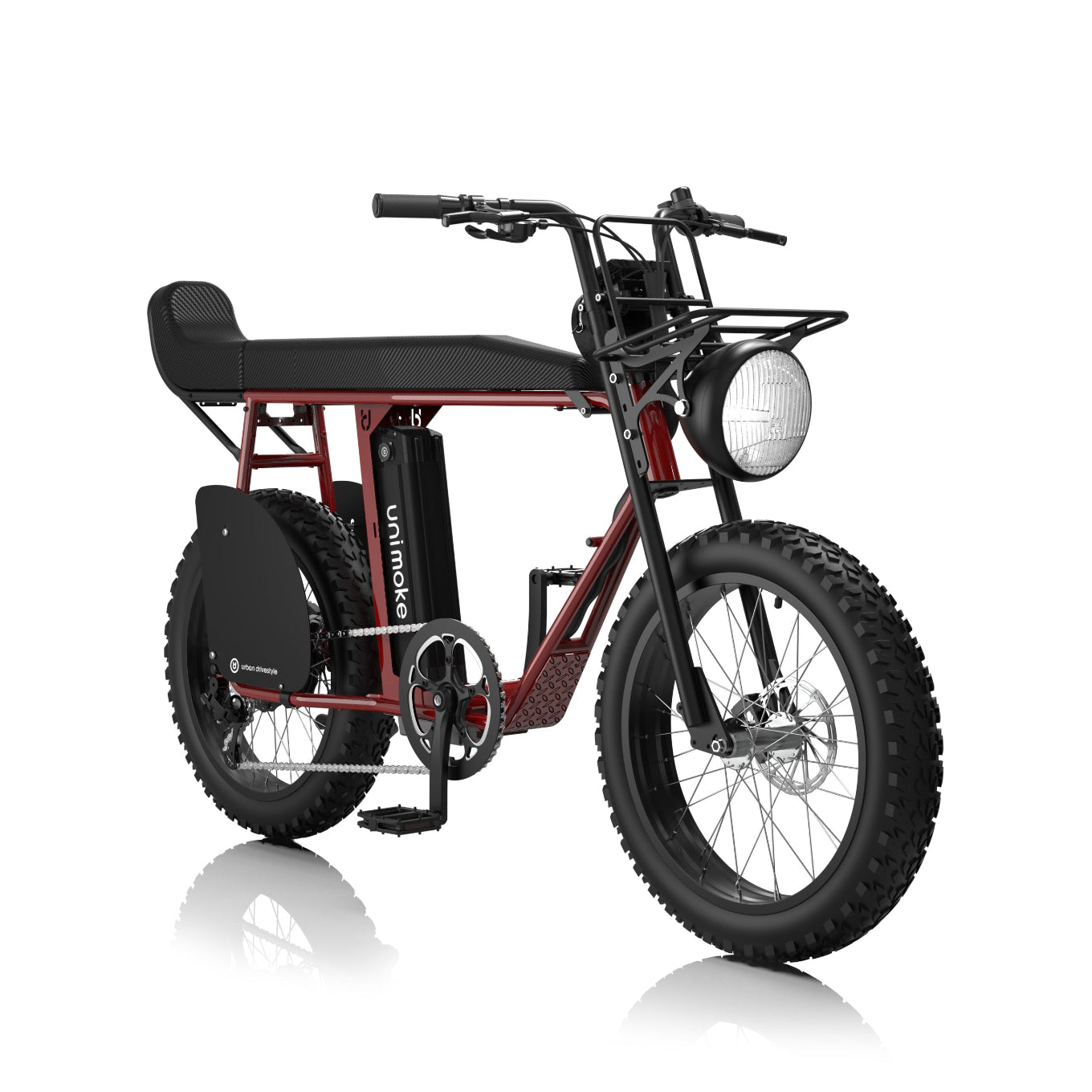 一台全長座墊的貌似機車的電輔車，帶著紅色烤漆，在灰白色的背景下，加裝了許多防護擴充配備，很適合家長接送孩子上下課