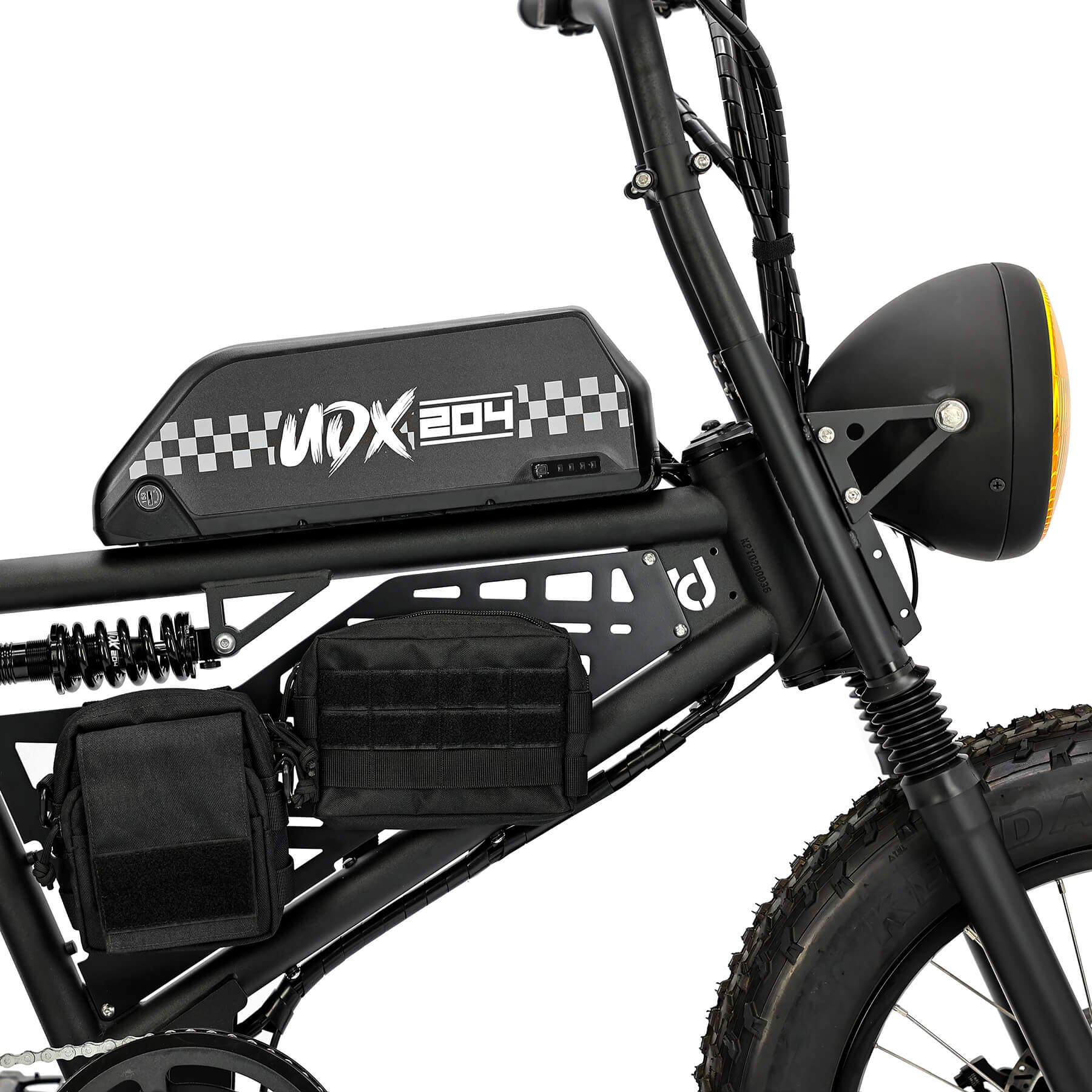 UDX Molle 掛飾板安裝在 UDX 上，並在上面掛車架包的效果，風格獨特且實用